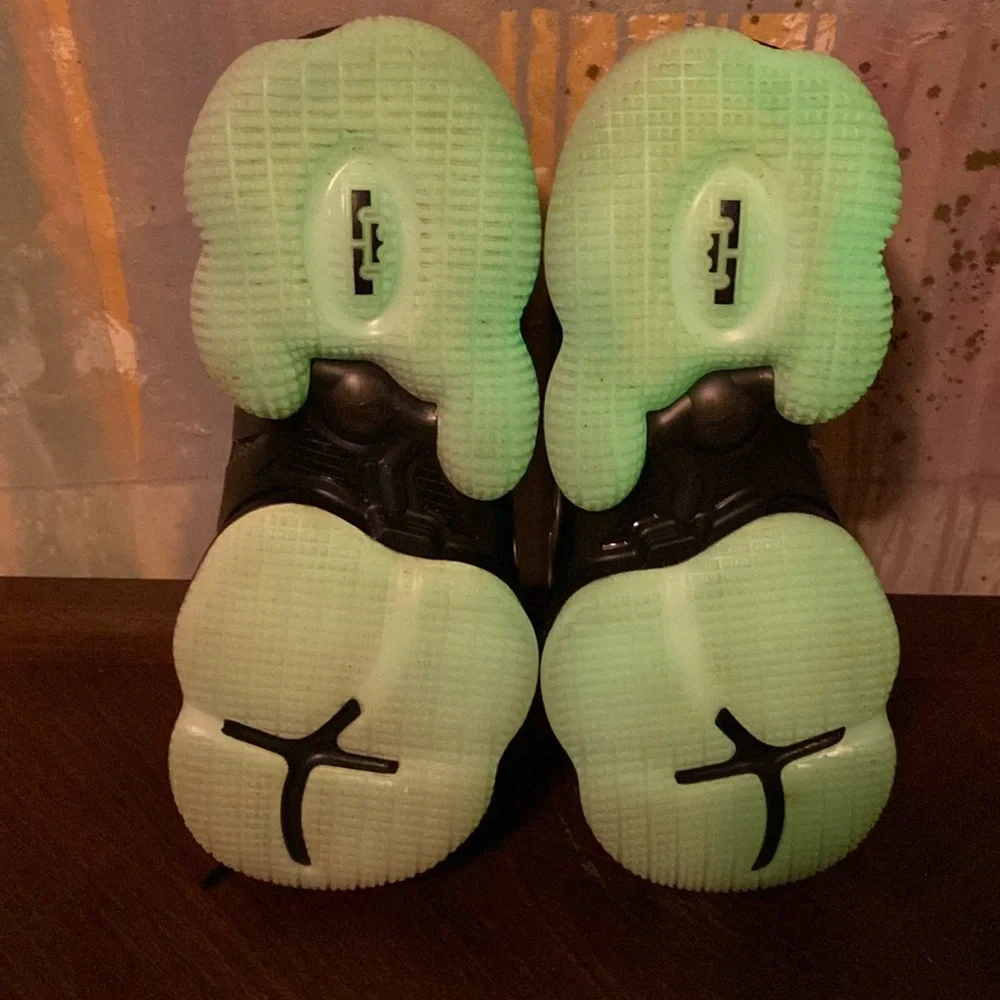 Nike LeBron 19 EP Hi Top Basketball Shoes Black Green Glow size 5.5Y